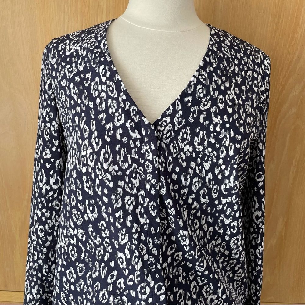 Banana Republic V neck button down long sleeve top blouse womens medium - Picture 6 of 11